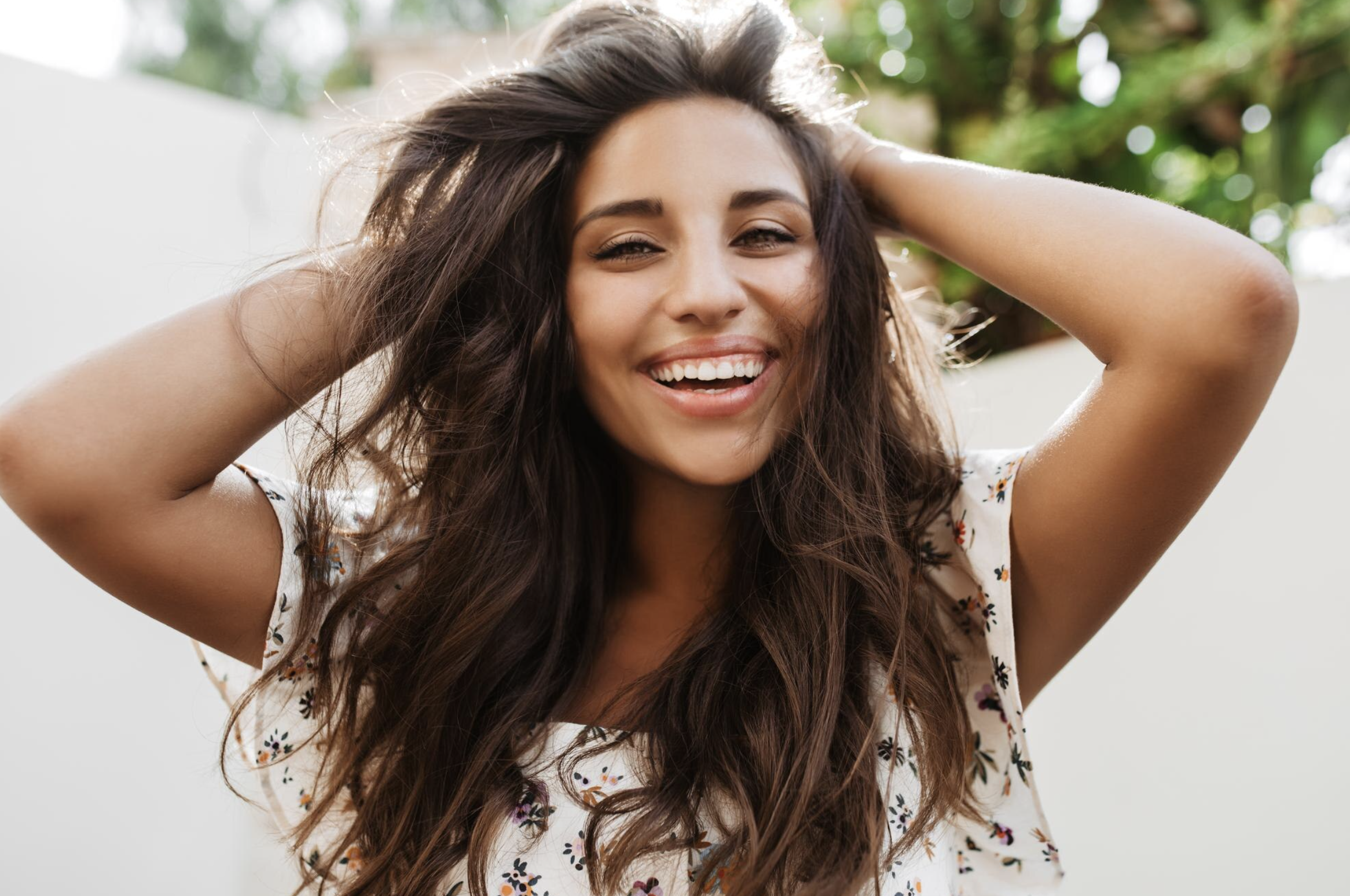Mujer sonriendo con cabello cuidado